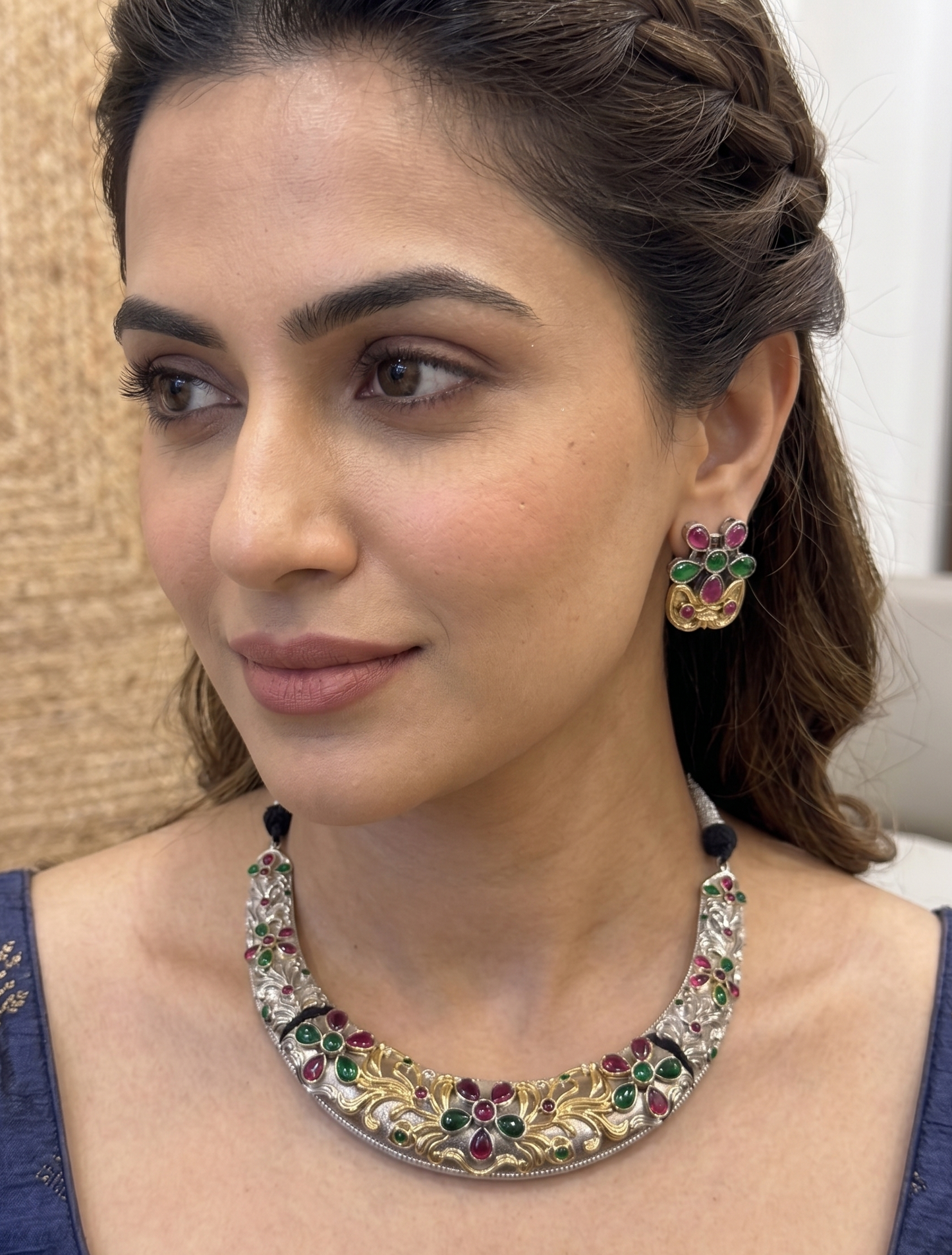 Premium Dual-Tone Oxidized Silver Hasli Necklace Set with Floral Kemp Stones and Matching Studs