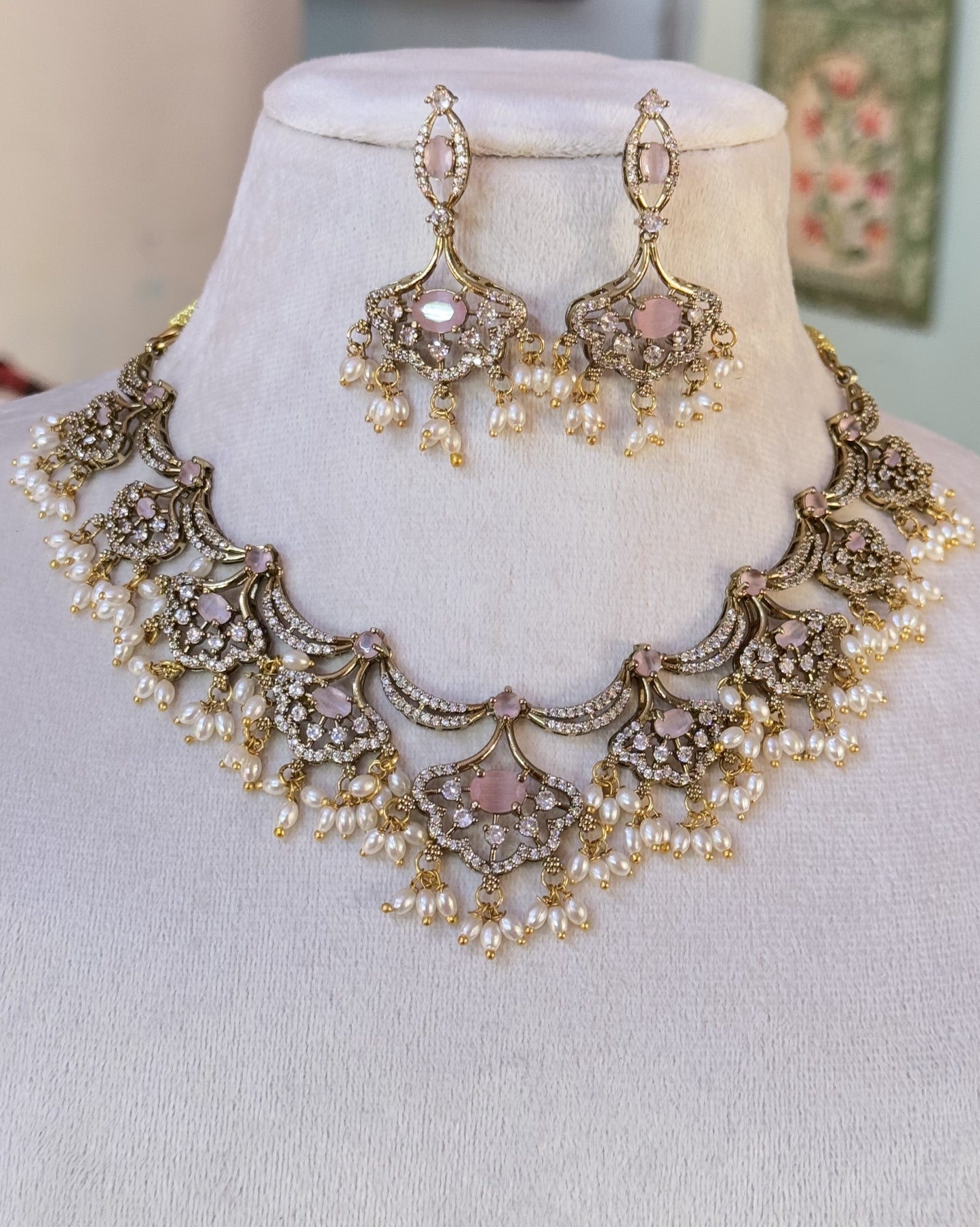 Gold-Plated Antique Kundan Scalloped Necklace Set with Soft Pink Stones & Pearl Clusters
