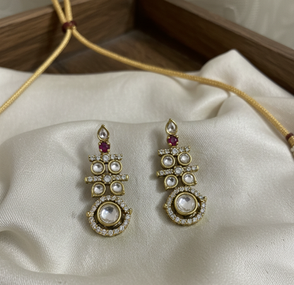 Antique Gold-Plated Kundan Necklace Set with Precious Stone Accents – Includes Matching Drop Earrings